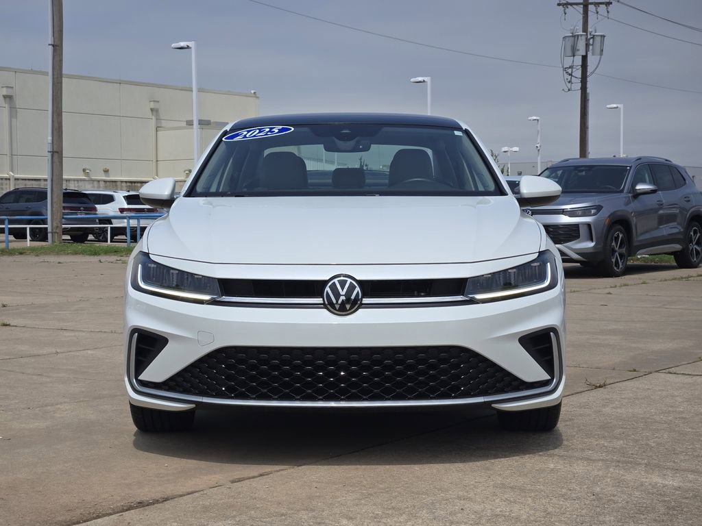 Used 2025 Volkswagen Jetta SE FWD image 2