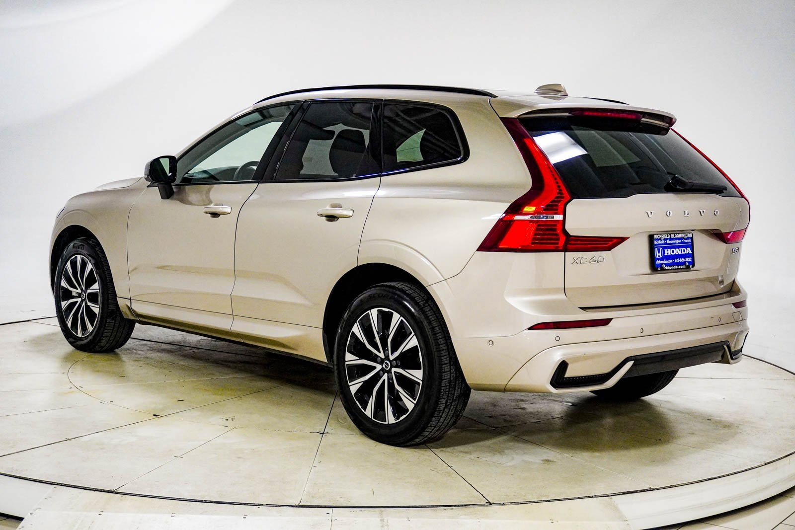 Used 2025 Volvo XC60 B5 Plus image 5