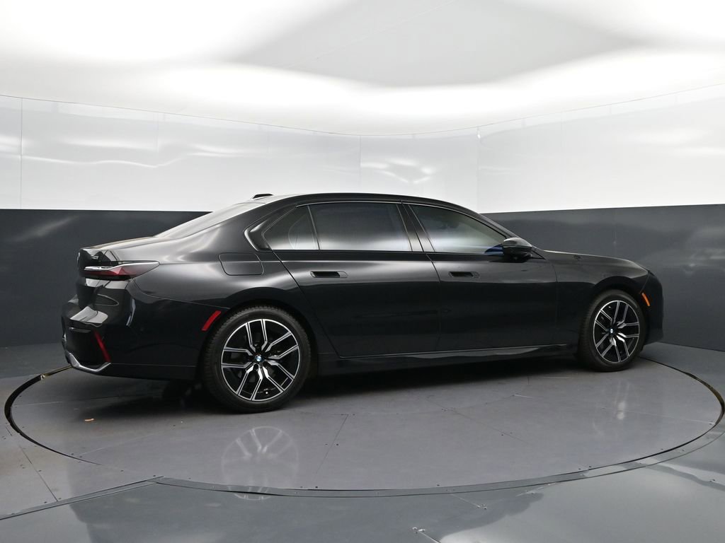Used 2023 BMW 740i image 8