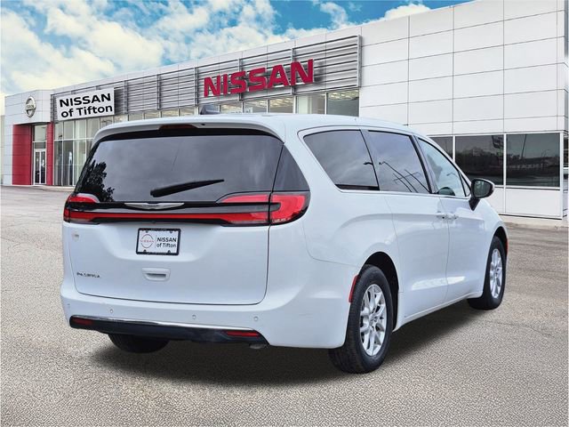 Used 2023 Chrysler Pacifica Touring-L image 4