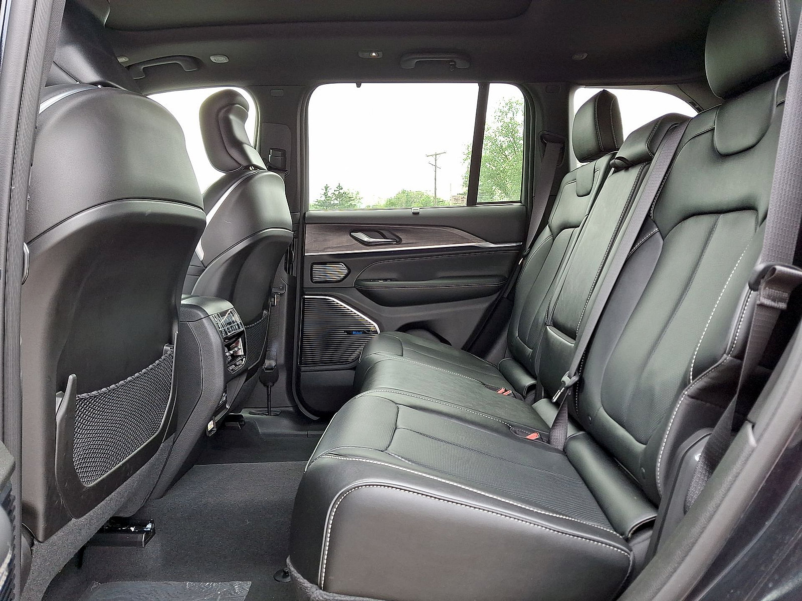 New 2024 Jeep Grand Cherokee Overland w/ Luxury Tech Group IV AWD/4WD image 13