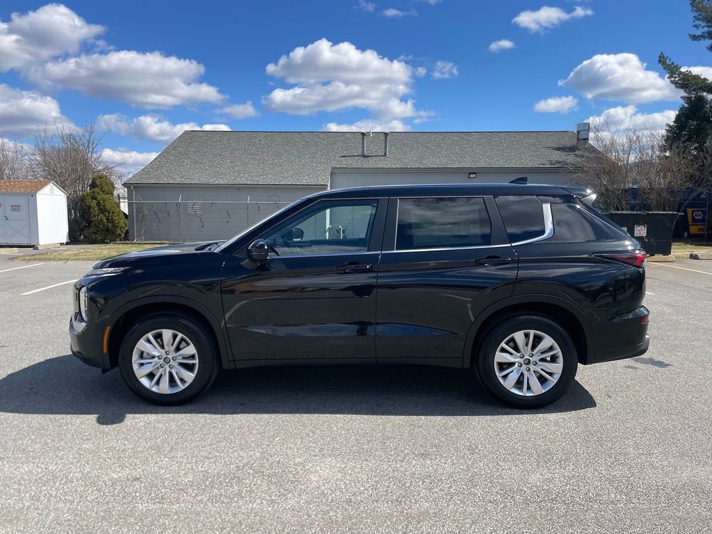 New 2026 Mitsubishi Outlander ES image 9