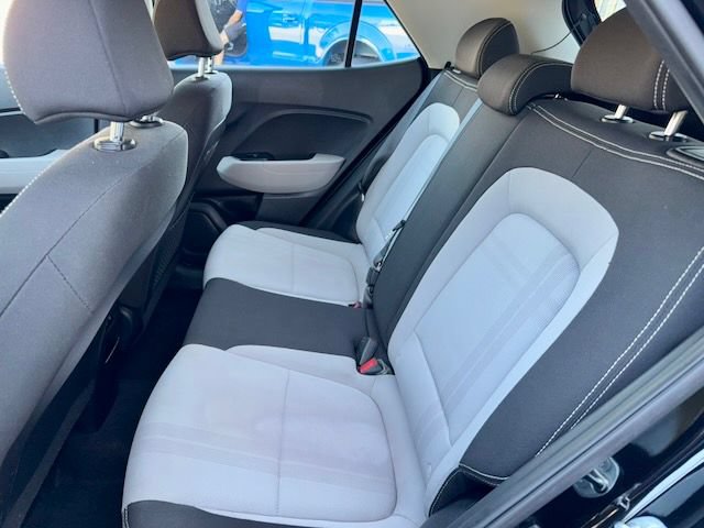 Used 2024 Hyundai Venue SEL FWD image 11