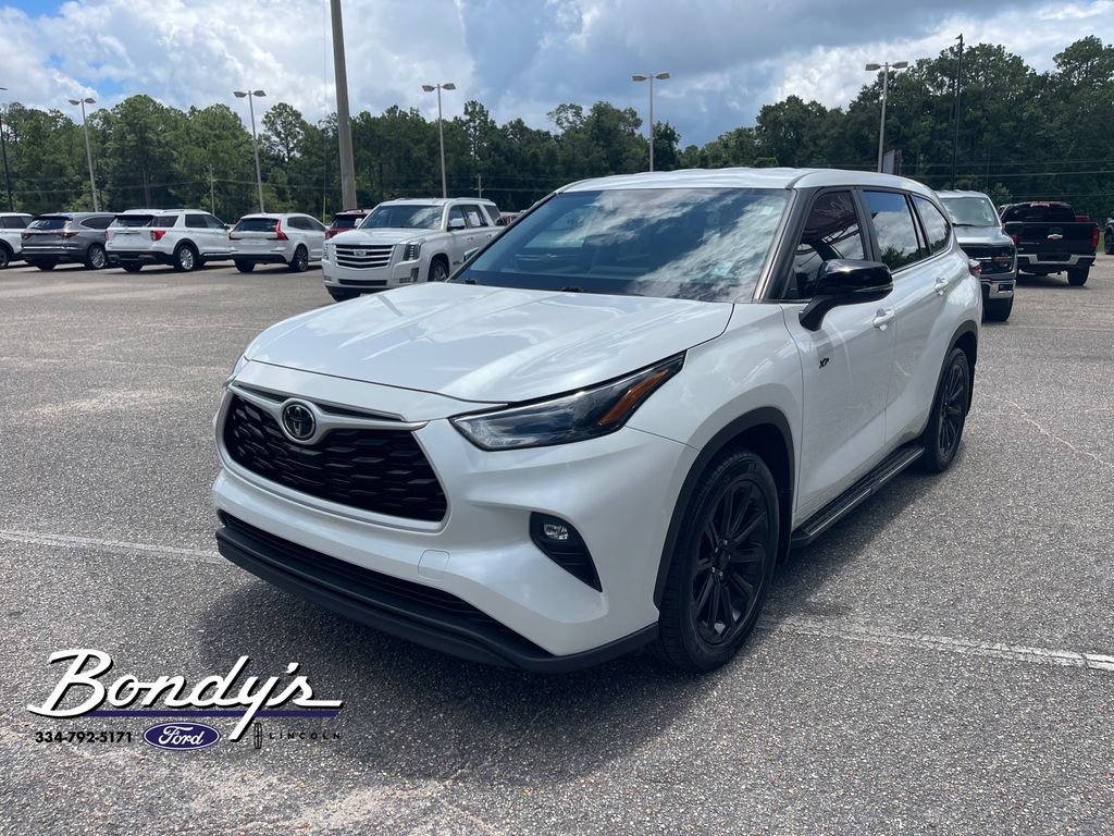 Used 2023 Toyota Highlander LE FWD image 3