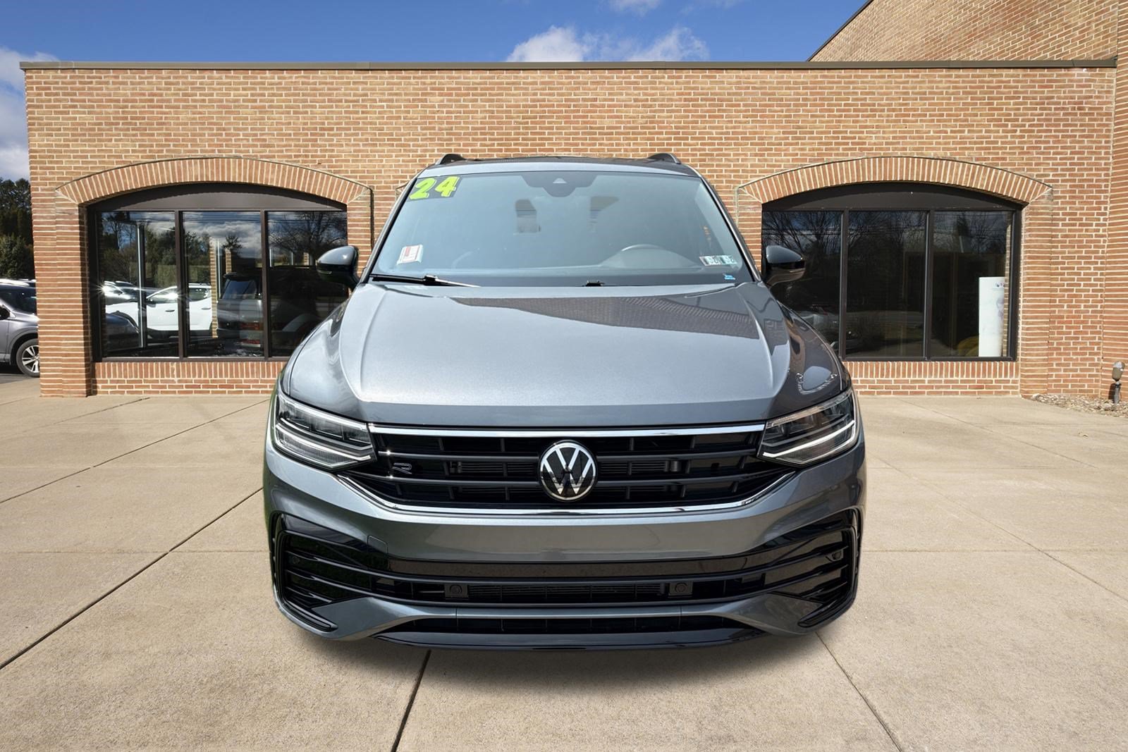 Used 2024 Volkswagen Tiguan SE R-Line AWD/4WD image 9