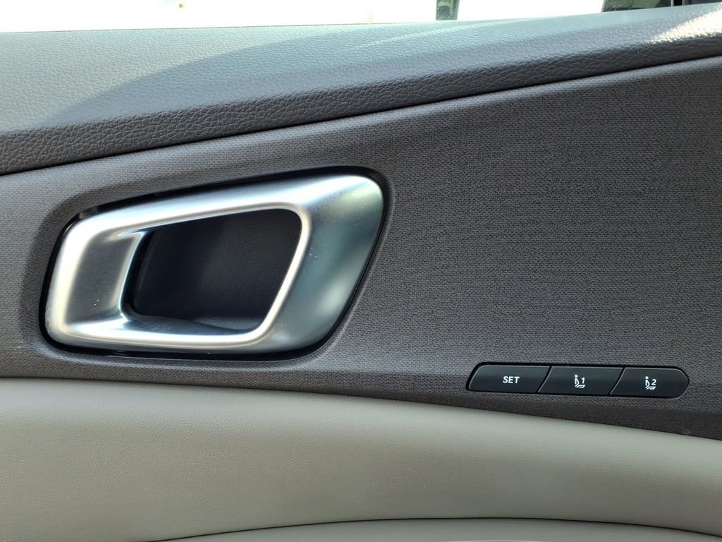 Used 2025 Kia Carnival EX image 15