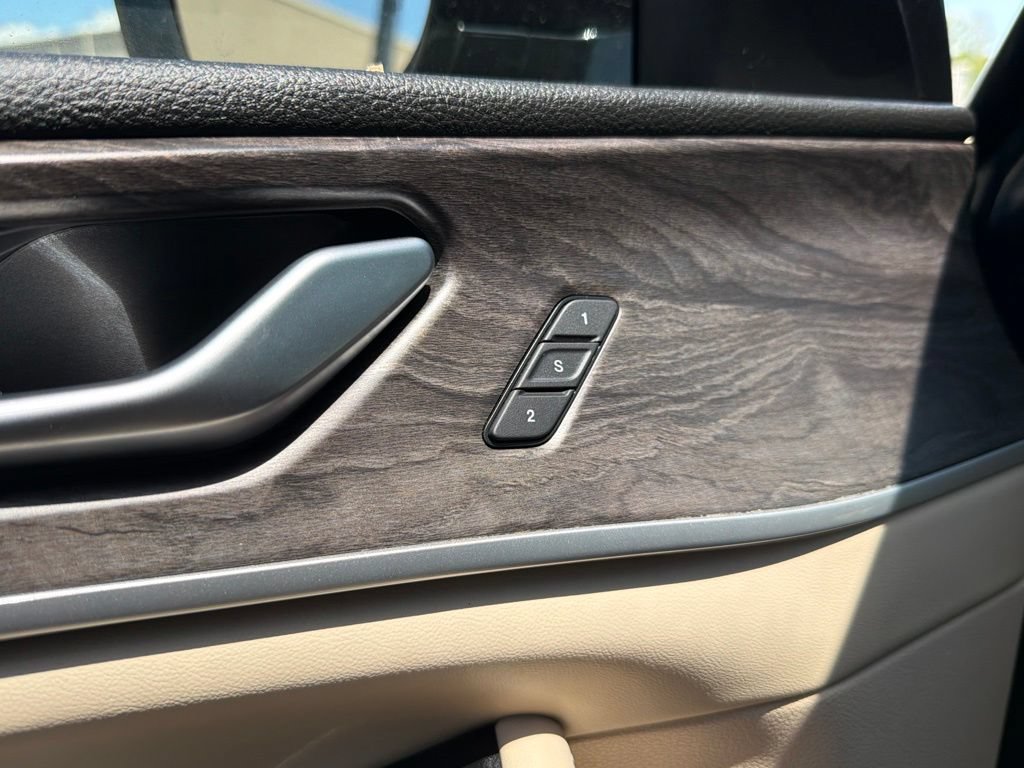 Used 2023 Jeep Grand Cherokee Limited AWD/4WD image 12