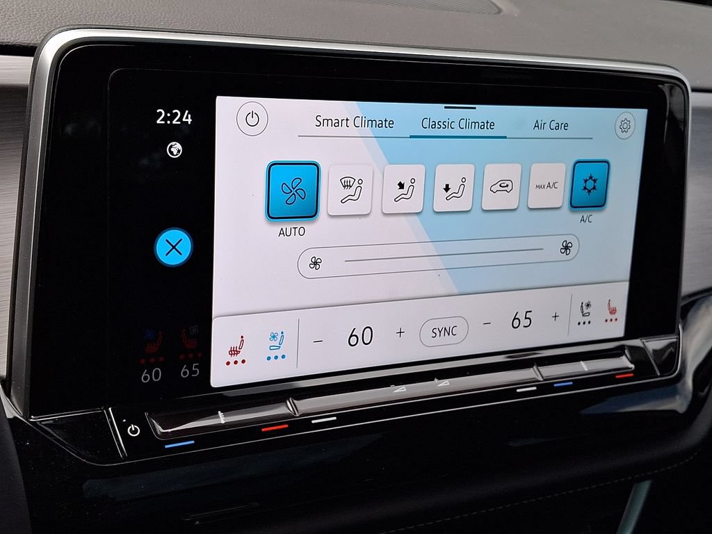 Certified 2024 Volkswagen Atlas Cross Sport SE w/ Panoramic Sunroof Package AWD/4WD image 17