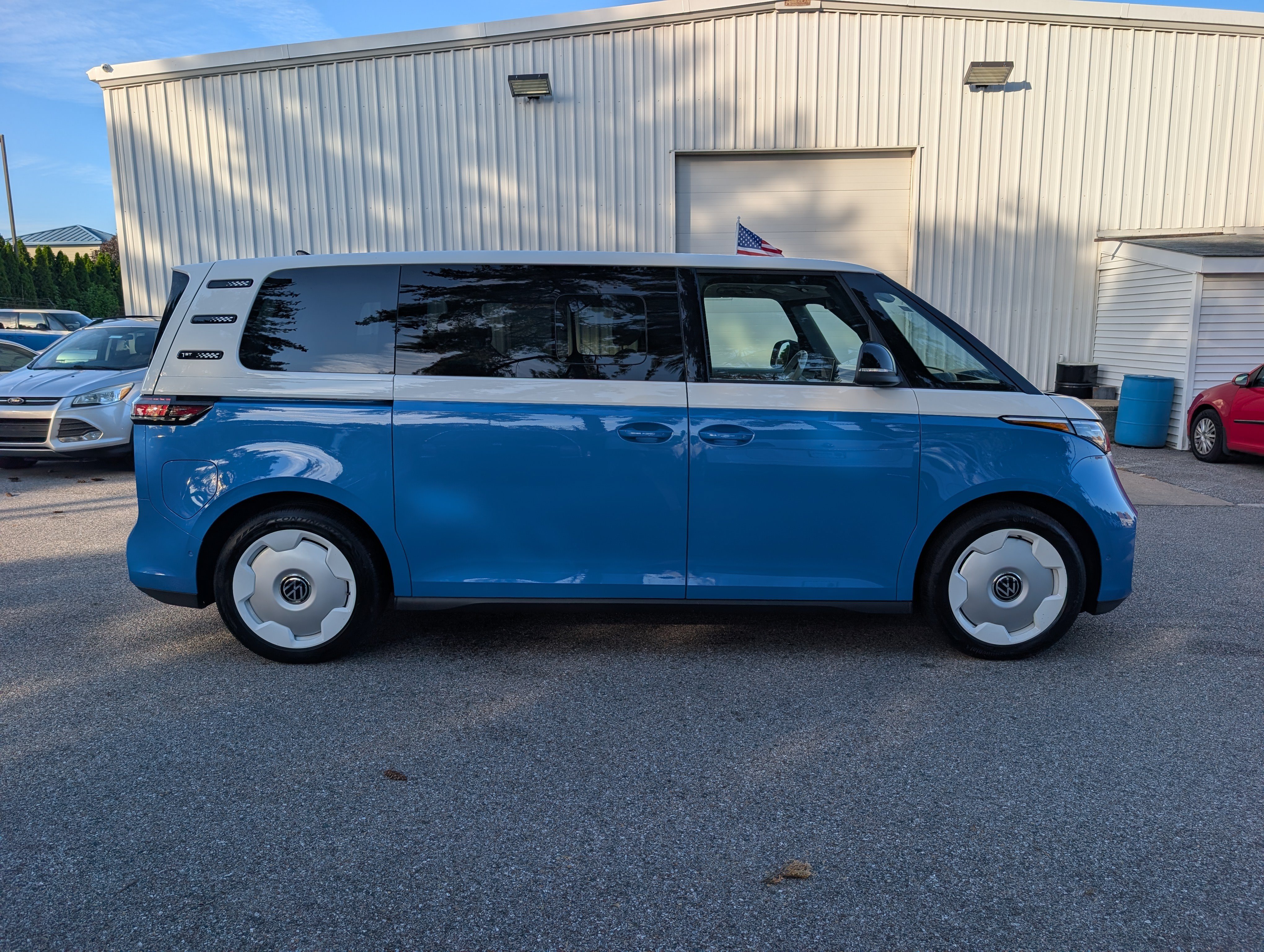 Used 2025 Volkswagen ID. Buzz 1st Edition RWD image 2