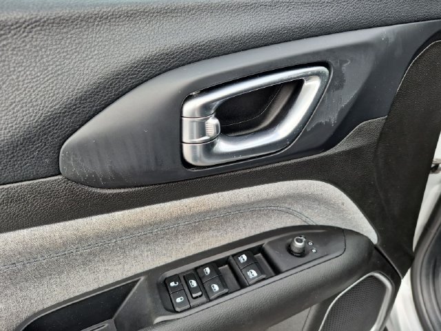 Used 2024 Jeep Compass Latitude AWD/4WD image 13