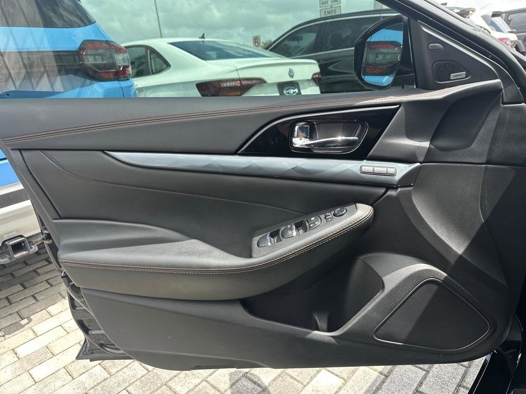 Used 2023 Nissan Maxima SR w/ Sport Mat Group FWD image 10