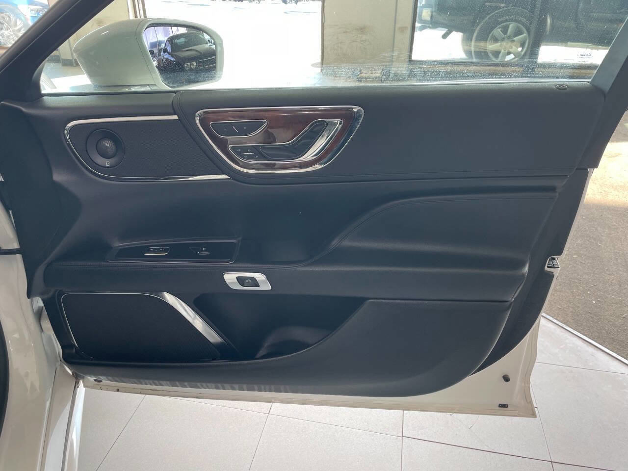 Used 2018 Lincoln Continental Reserve FWD image 25