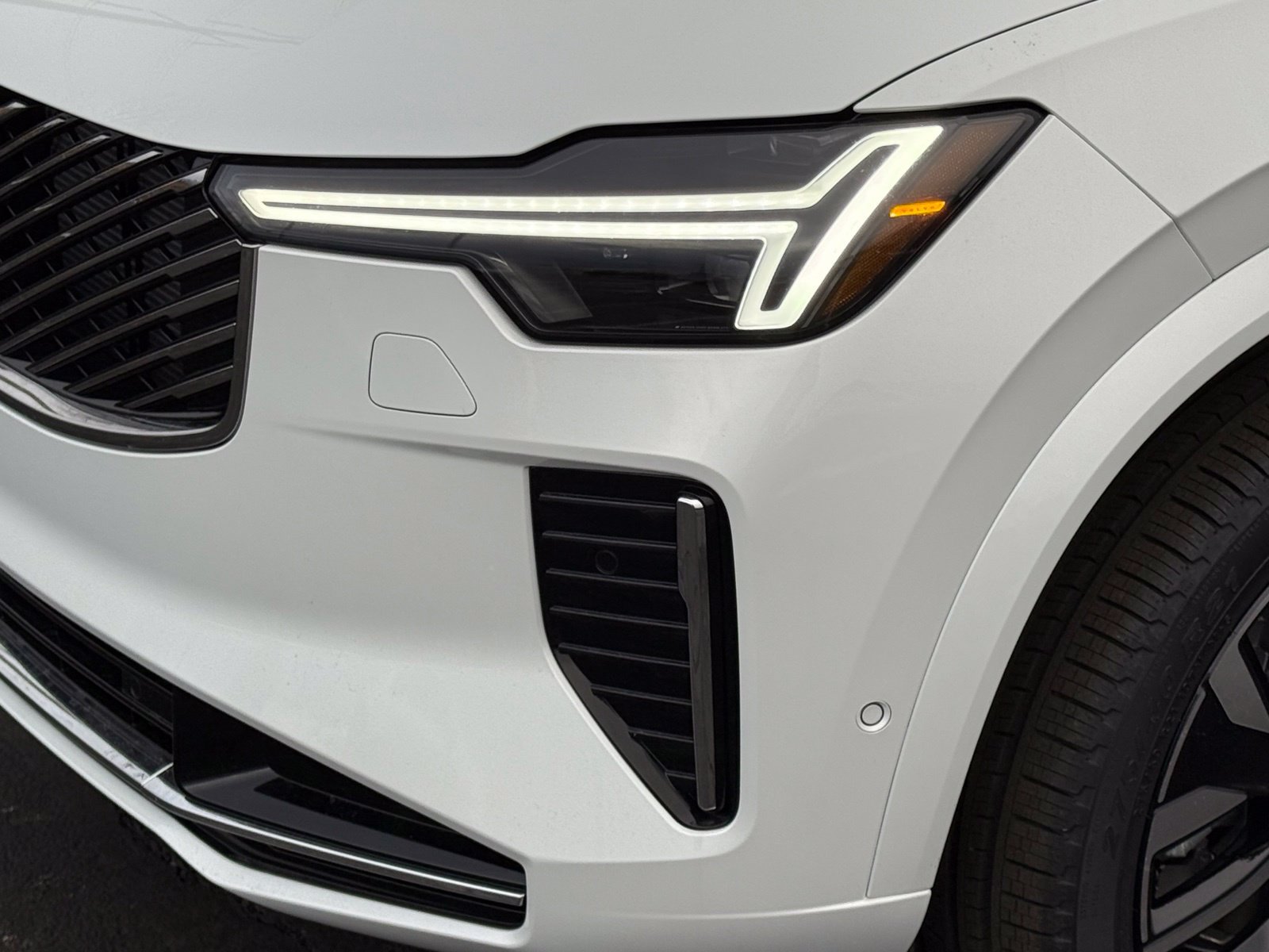 New 2026 Volvo XC90 B6 Plus w/ Protection Package Premier AWD/4WD image 11