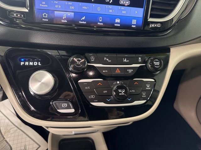 Used 2023 Chrysler Pacifica Touring-L image 41