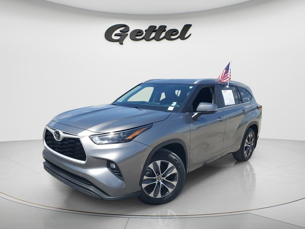 Used 2025 Toyota Highlander XLE FWD image 1