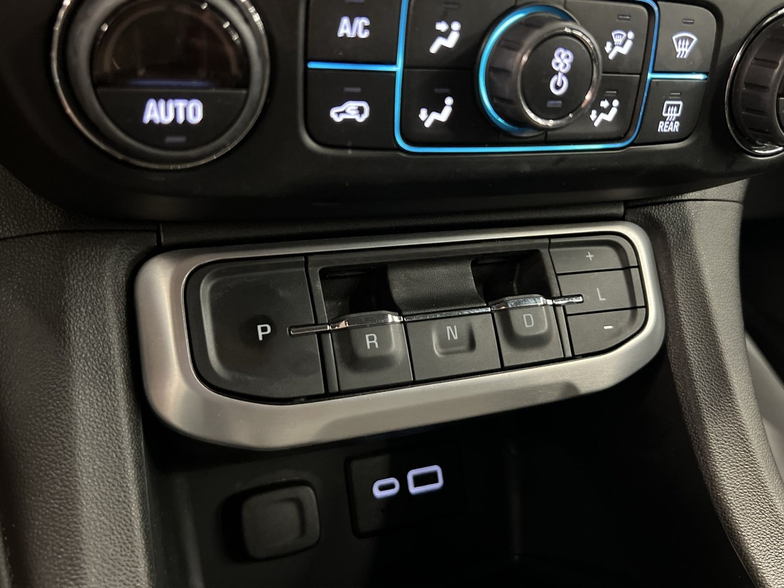 Used 2021 GMC Acadia SLE w/ Driver Convenience Package FWD image 18