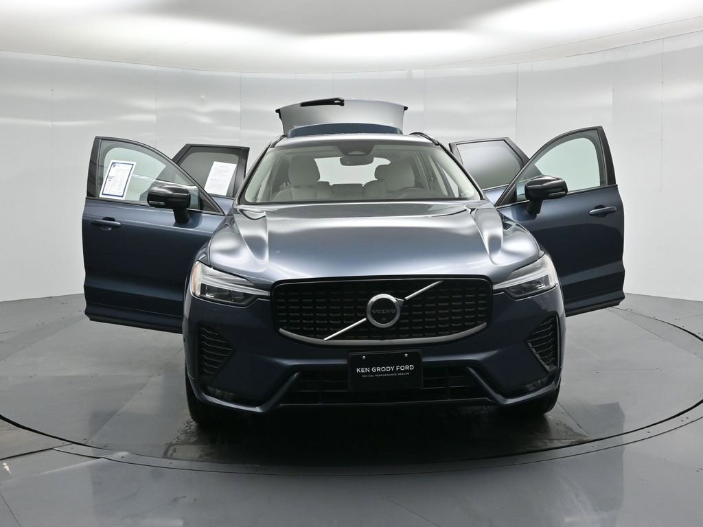 Used 2023 Volvo XC60 B5 Plus image 32