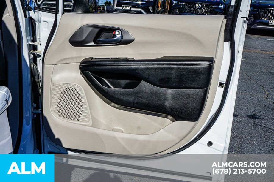 Used 2023 Chrysler Pacifica Touring-L image 56