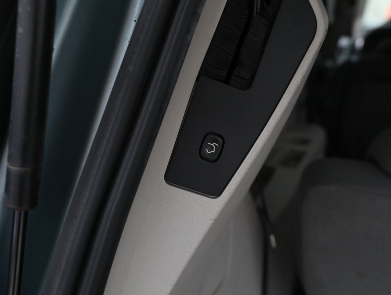 Used 2010 Chrysler Town & Country Touring image 13