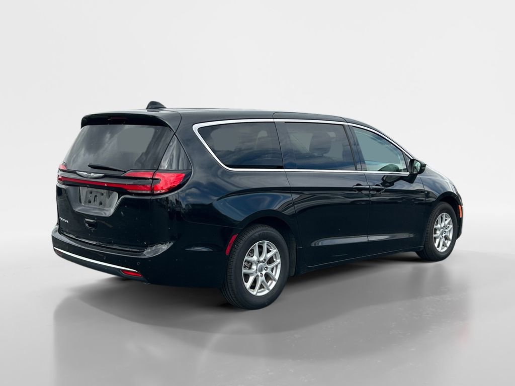 Used 2023 Chrysler Pacifica Touring-L FWD image 5