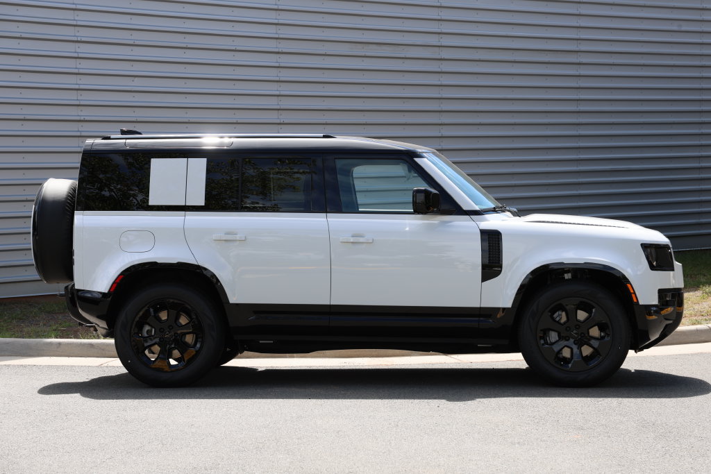 New 2026 Land Rover Defender 110 X-Dynamic SE AWD/4WD image 2