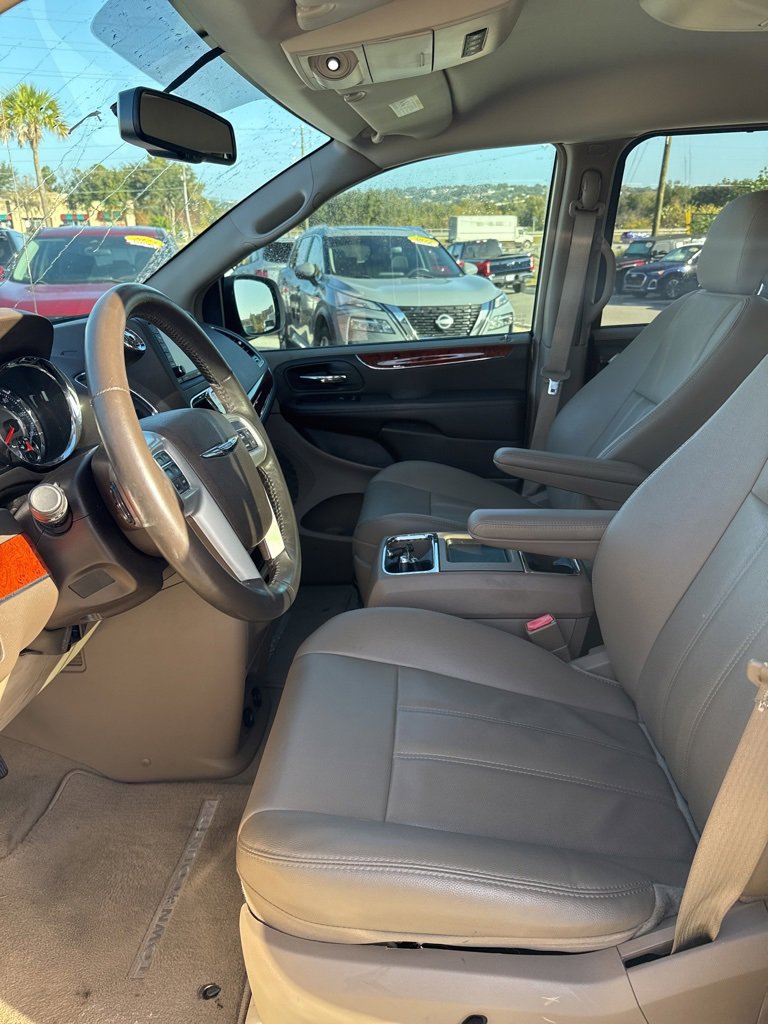 Used 2015 Chrysler Town & Country Touring image 7