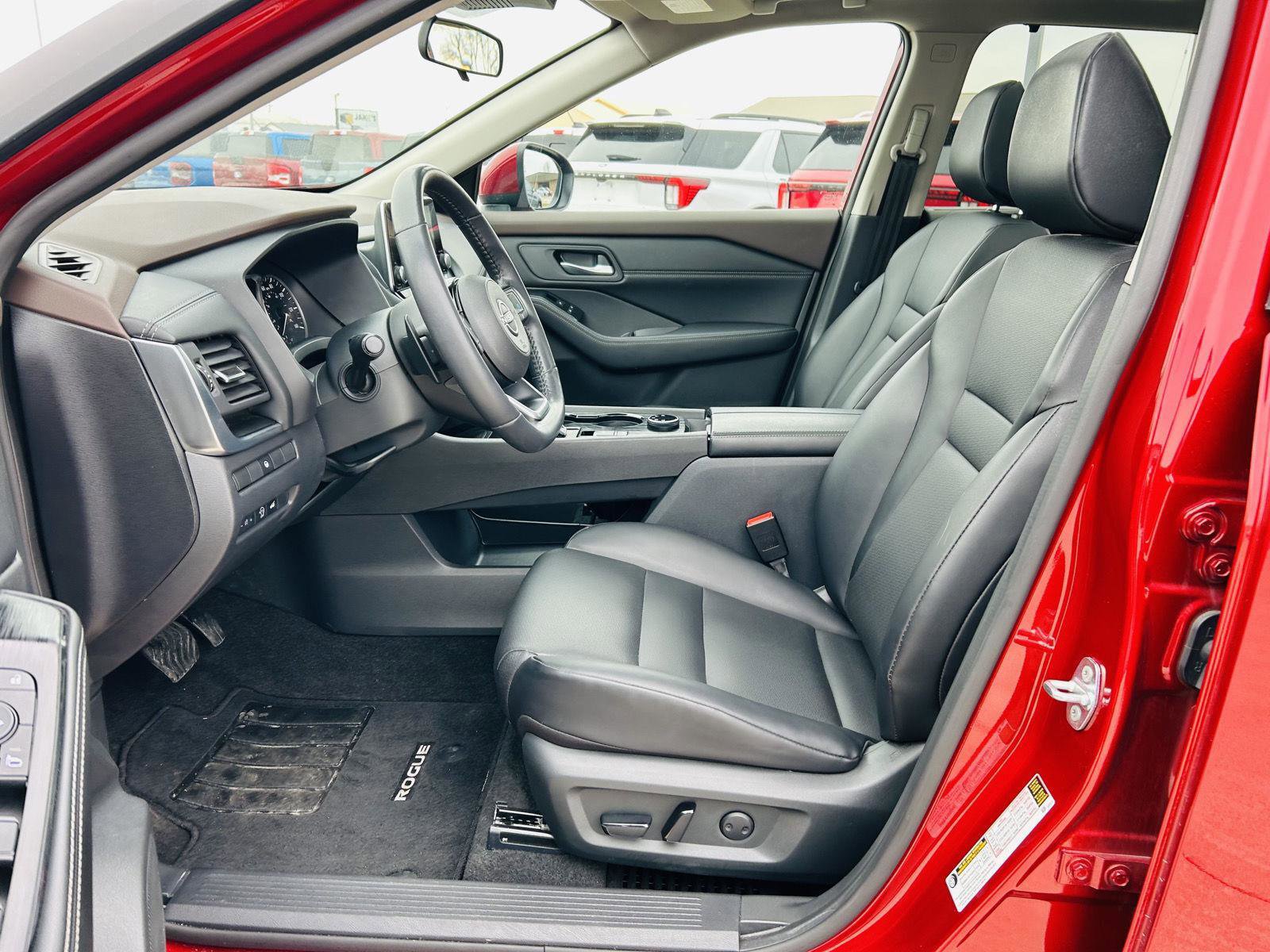 Used 2023 Nissan Rogue SV w/ SV Premium B Package image 3