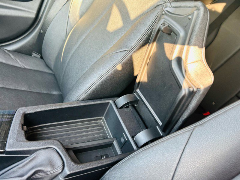 Used 2018 BMW 320i xDrive Sedan w/ Premium Package image 32