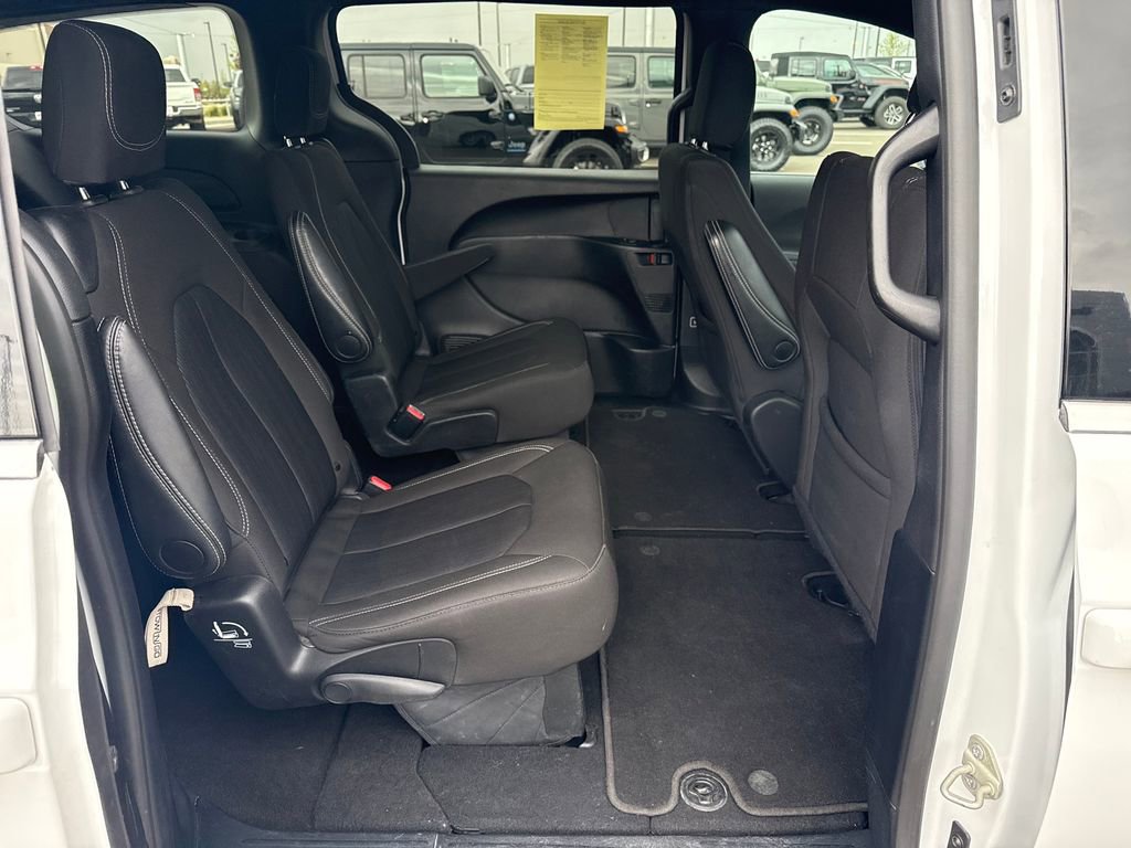 Used 2024 Chrysler Pacifica Touring image 28