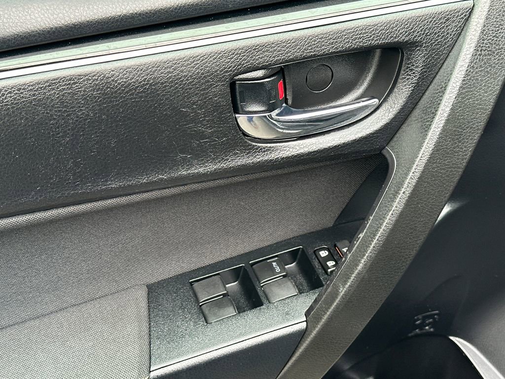 Used 2018 Toyota Corolla LE FWD image 14