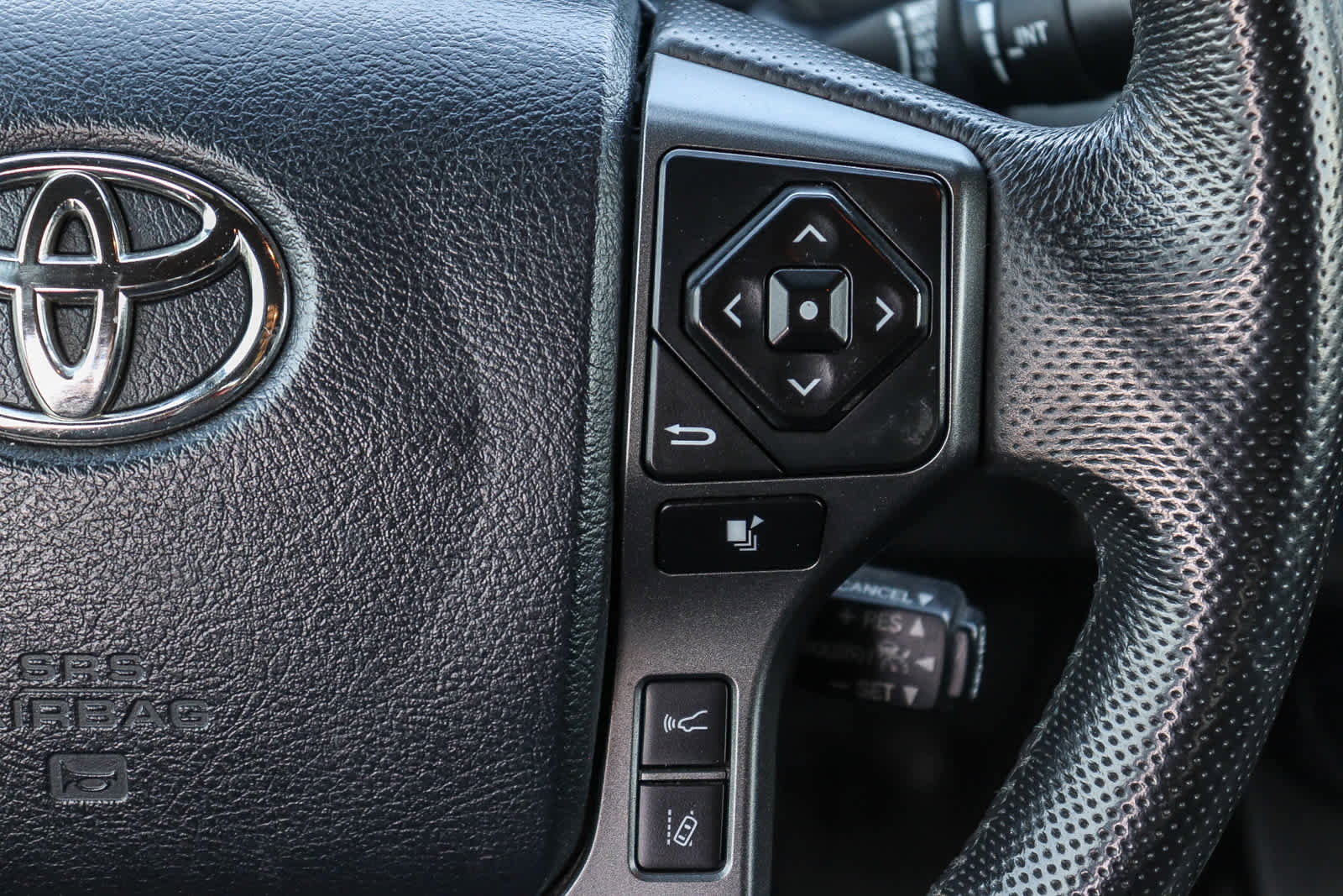 Used 2018 Toyota Tacoma TRD Sport w/ Technology Package image 19