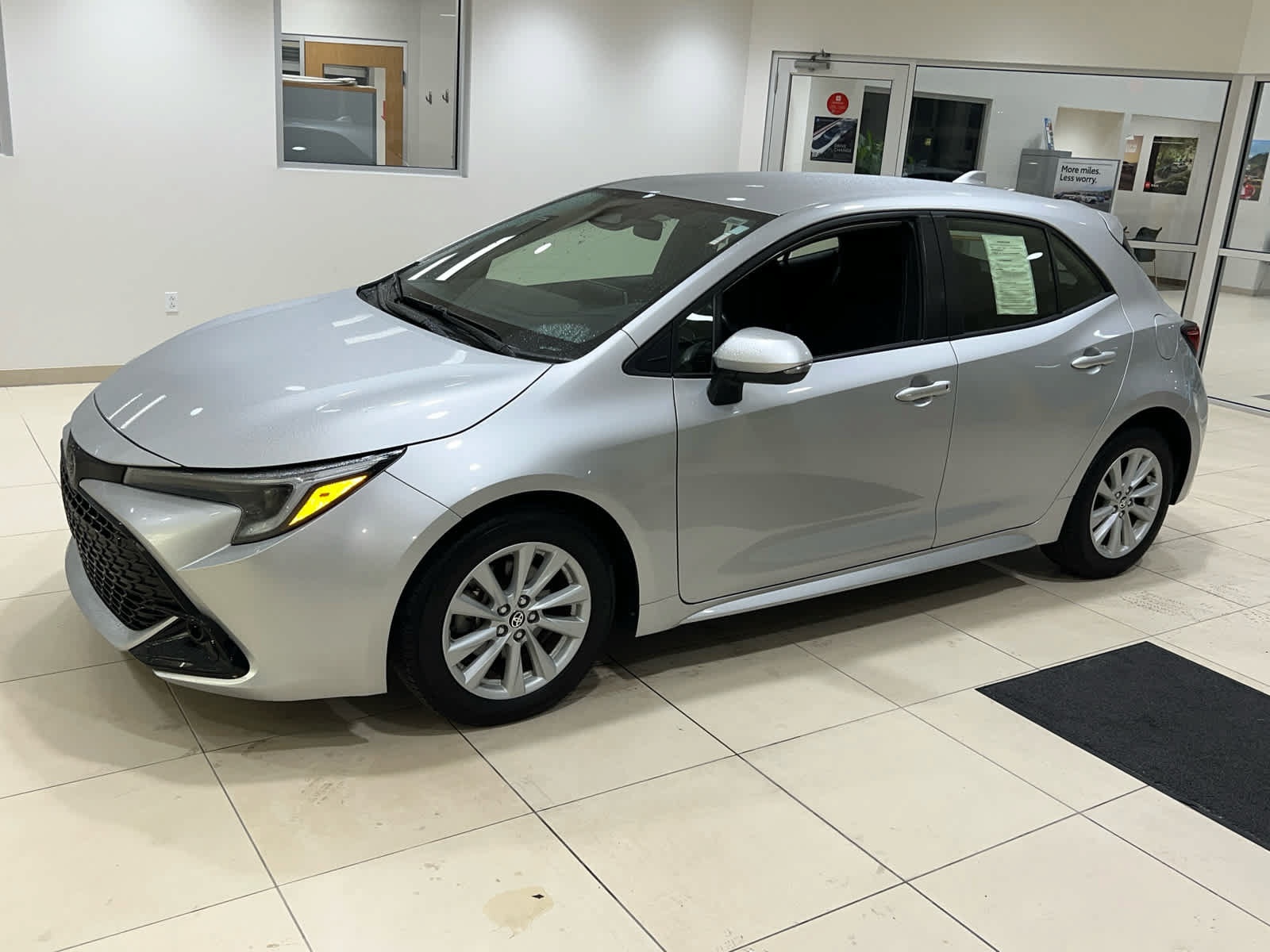 Used 2023 Toyota Corolla SE w/ SE Premium Package FWD image 4