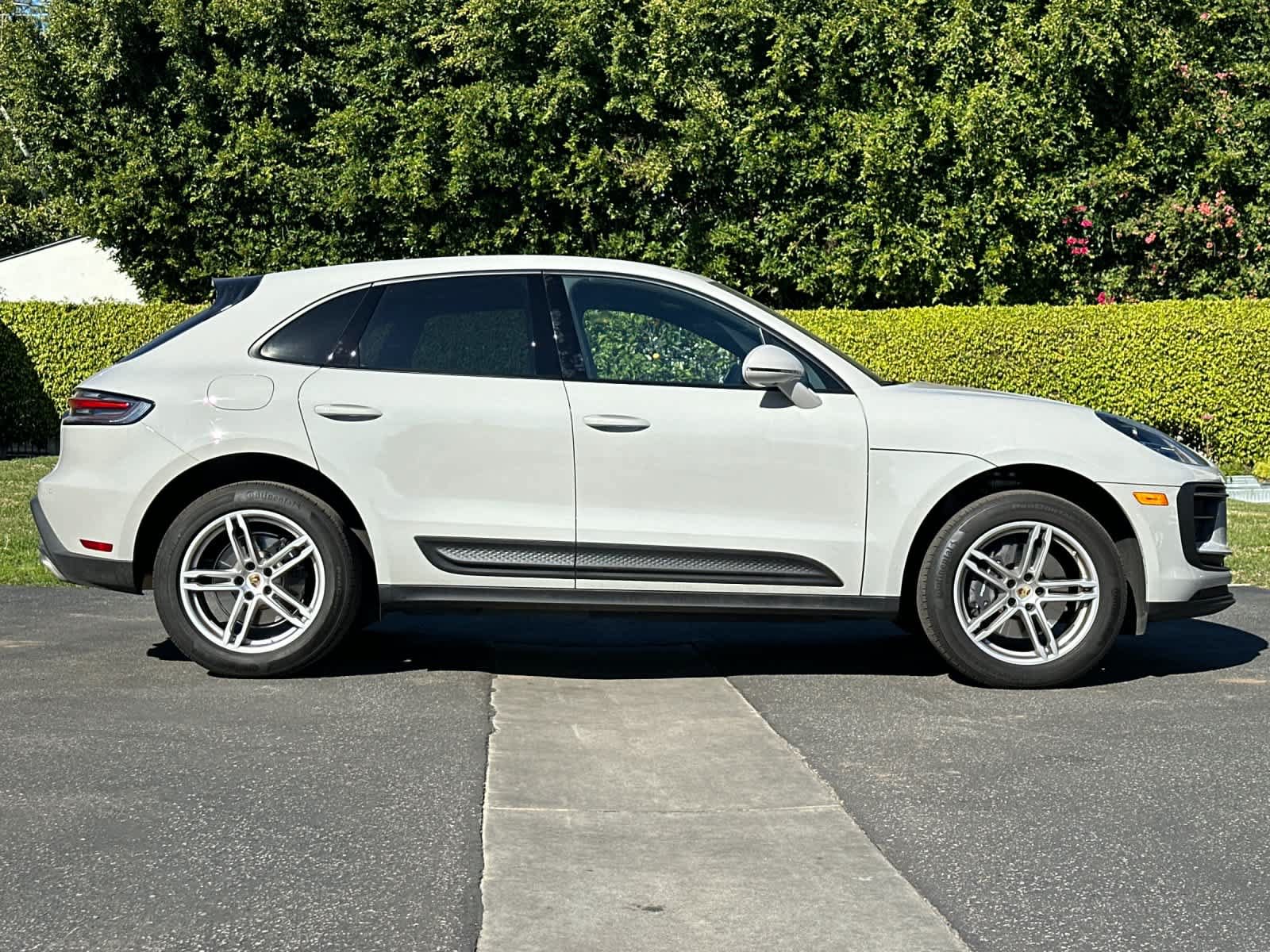 Certified 2025 Porsche Macan AWD/4WD image 9