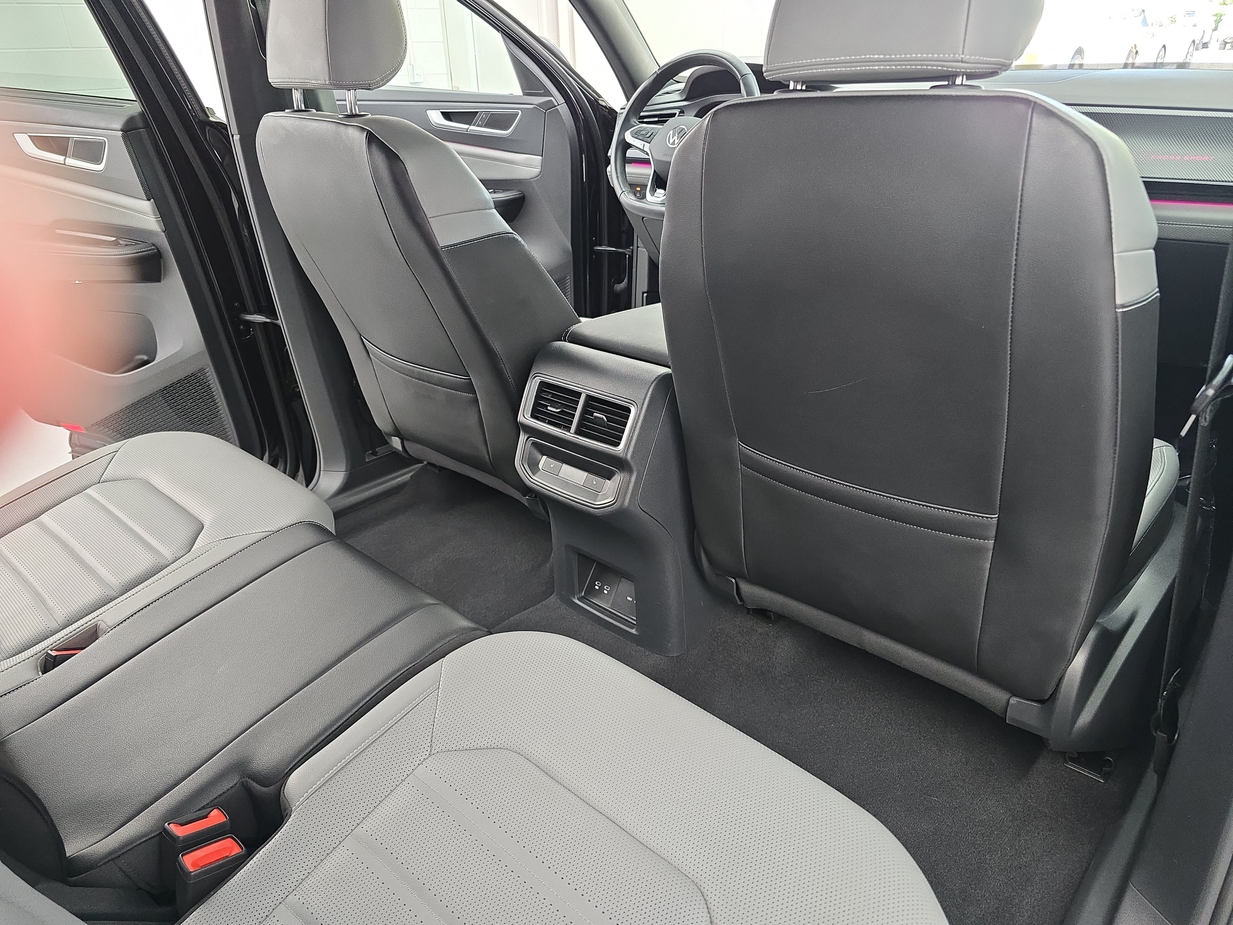 Certified 2024 Volkswagen Atlas Cross Sport SEL R-Line AWD/4WD image 11