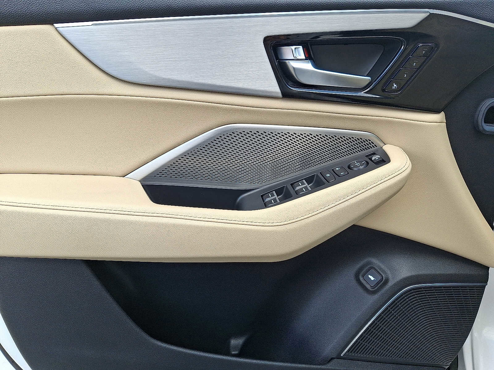 Used 2023 Acura MDX SH-AWD image 13