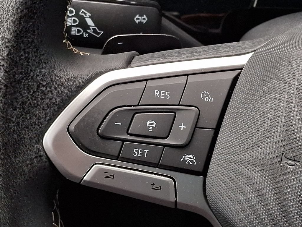 Certified 2024 Volkswagen Atlas Cross Sport SE w/ Panoramic Sunroof Package AWD/4WD image 22