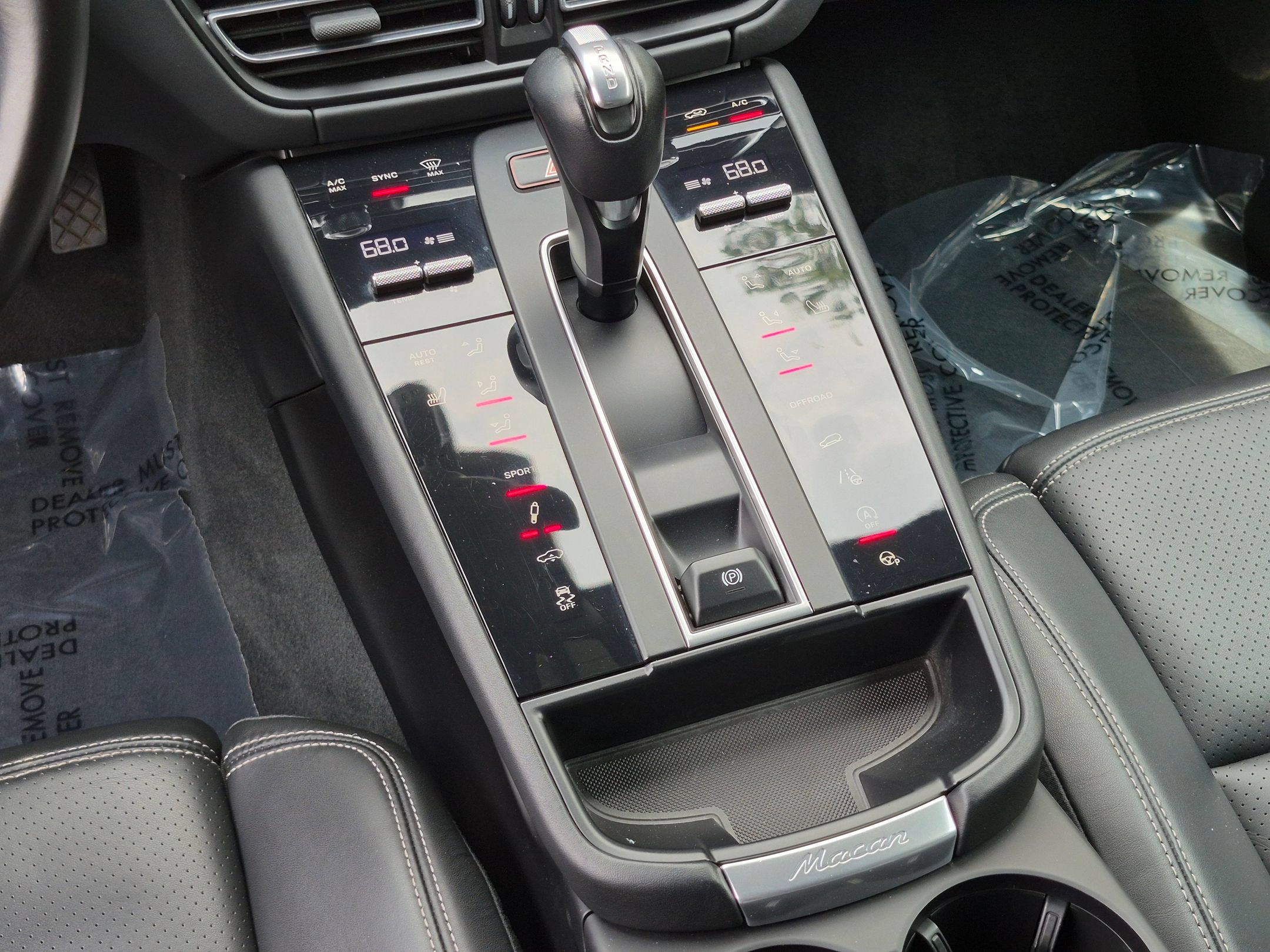 Certified 2022 Porsche Macan S AWD/4WD image 18