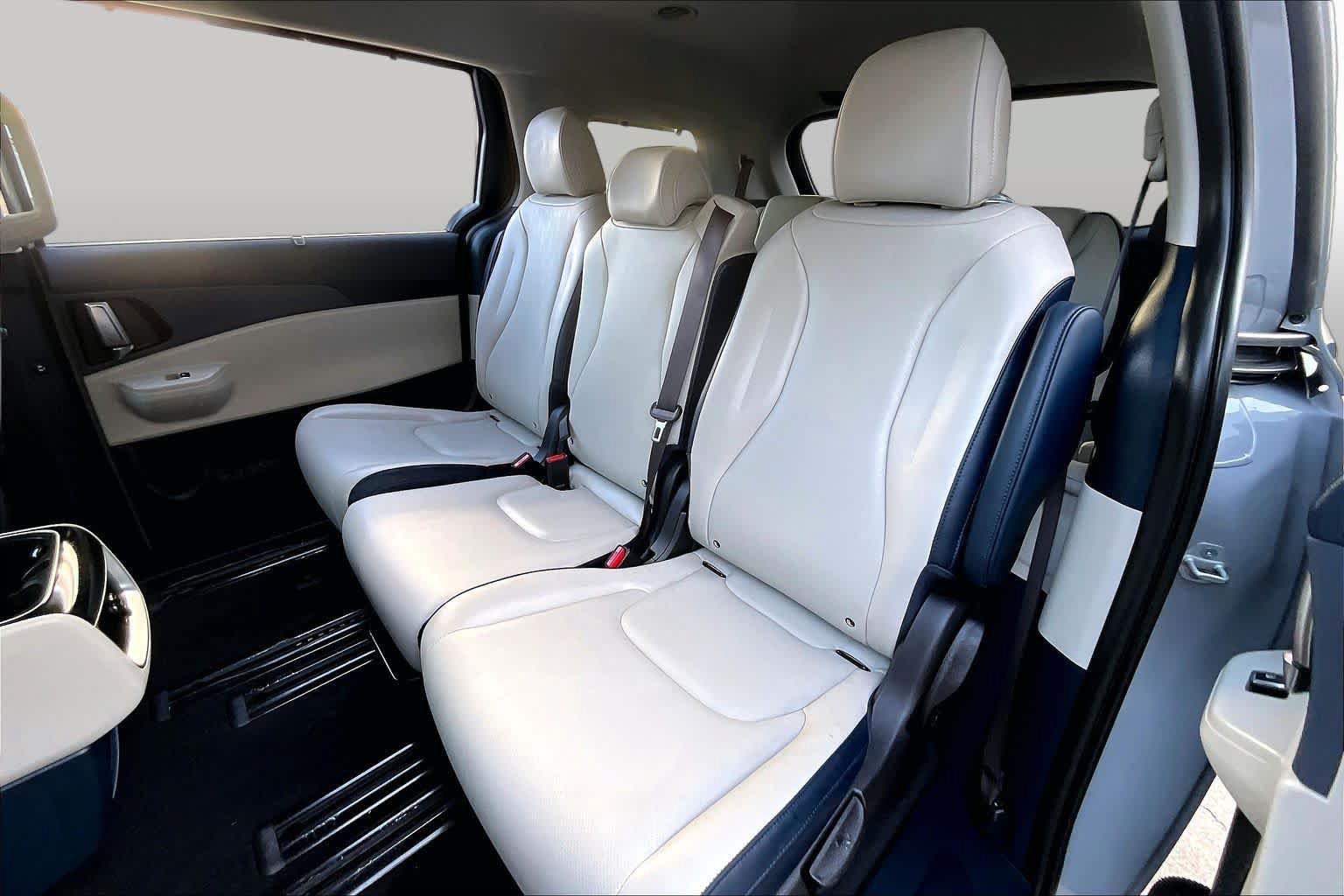 Used 2026 Kia Carnival EX FWD image 20