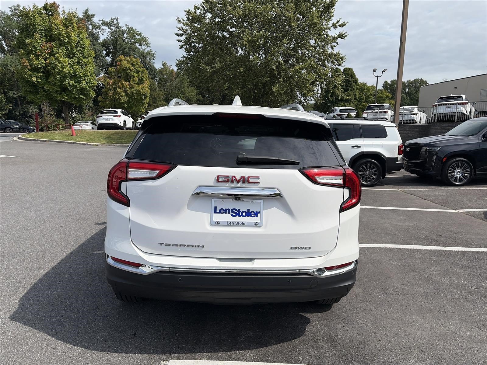 Used 2023 GMC Terrain SLT w/ Tech Package AWD/4WD image 4