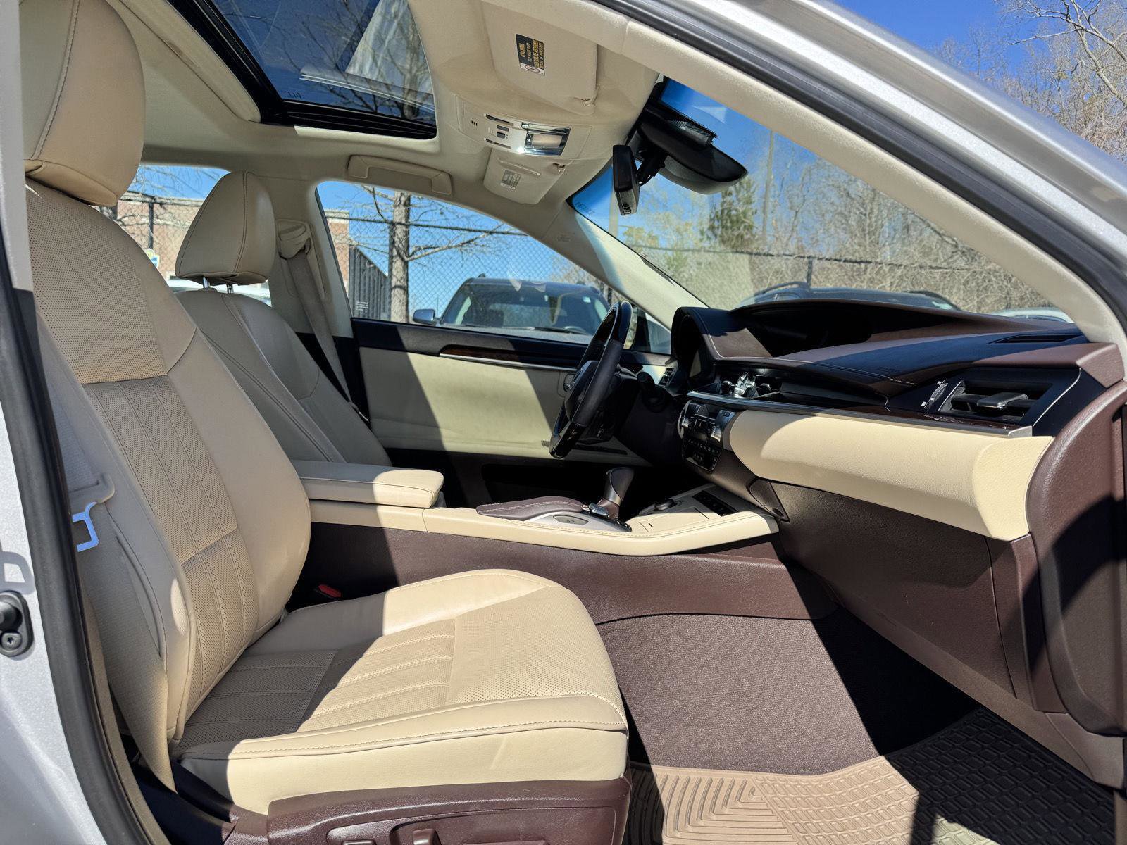 Used 2018 Lexus ES 350 w/ Luxury Package w/Wood Trim image 29