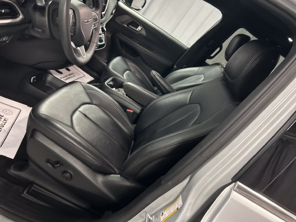 Used 2026 Chrysler Pacifica Select FWD image 12