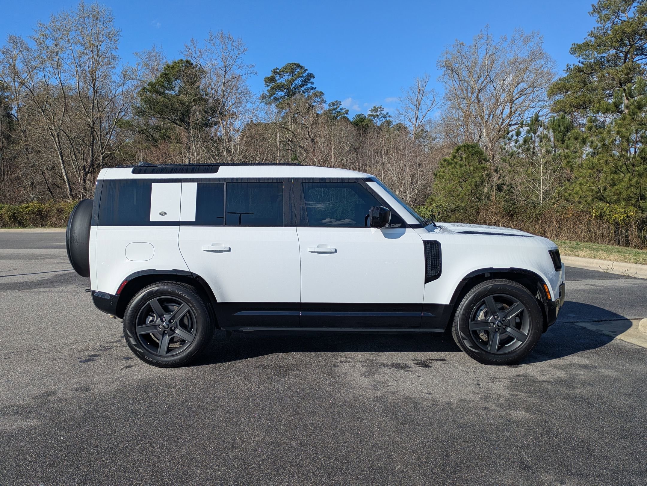 Certified 2023 Land Rover Defender 110 X-Dynamic SE image 4