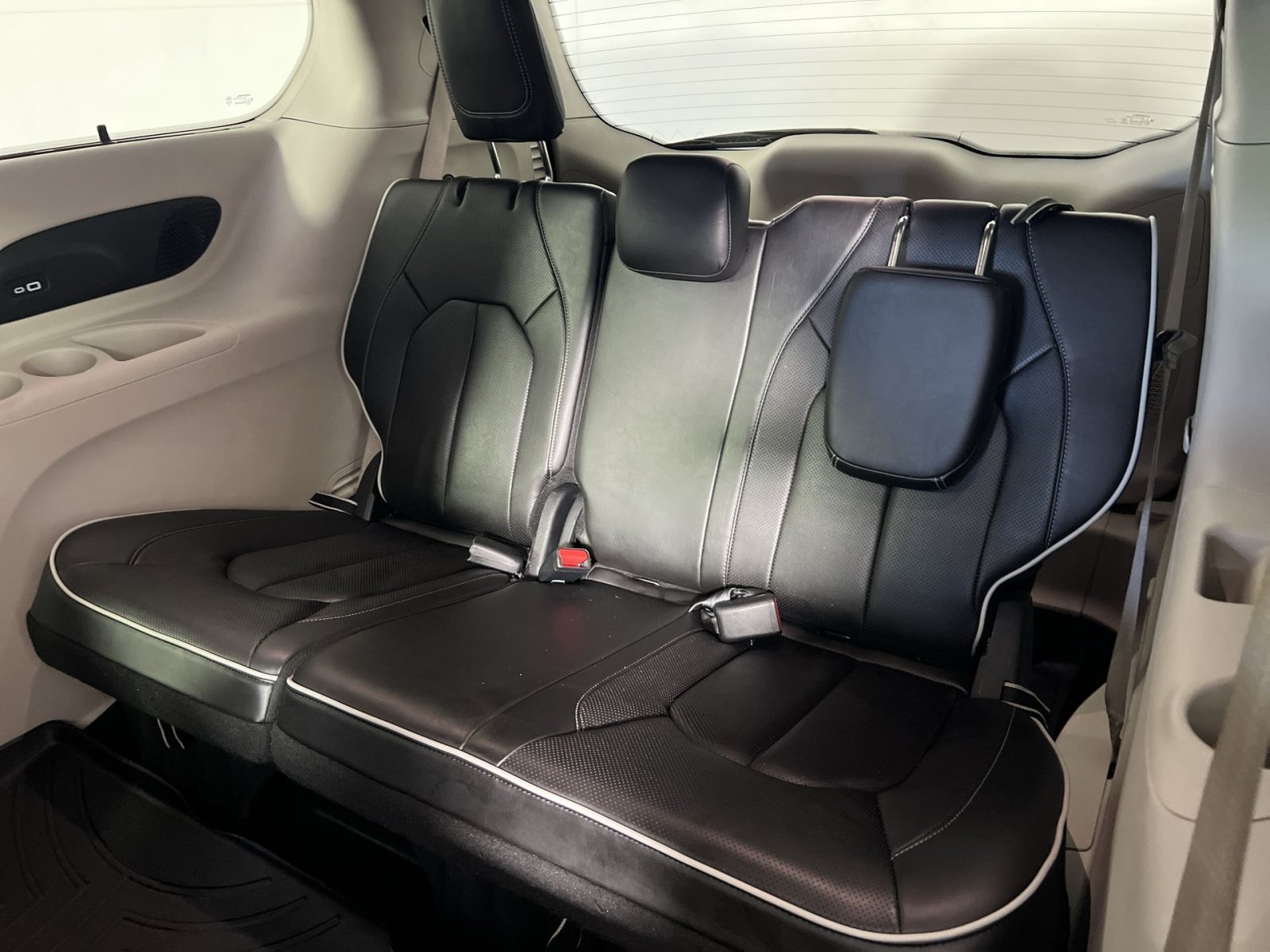 Used 2022 Chrysler Pacifica Limited w/ Uconnect Theater Family Group FWD image 27