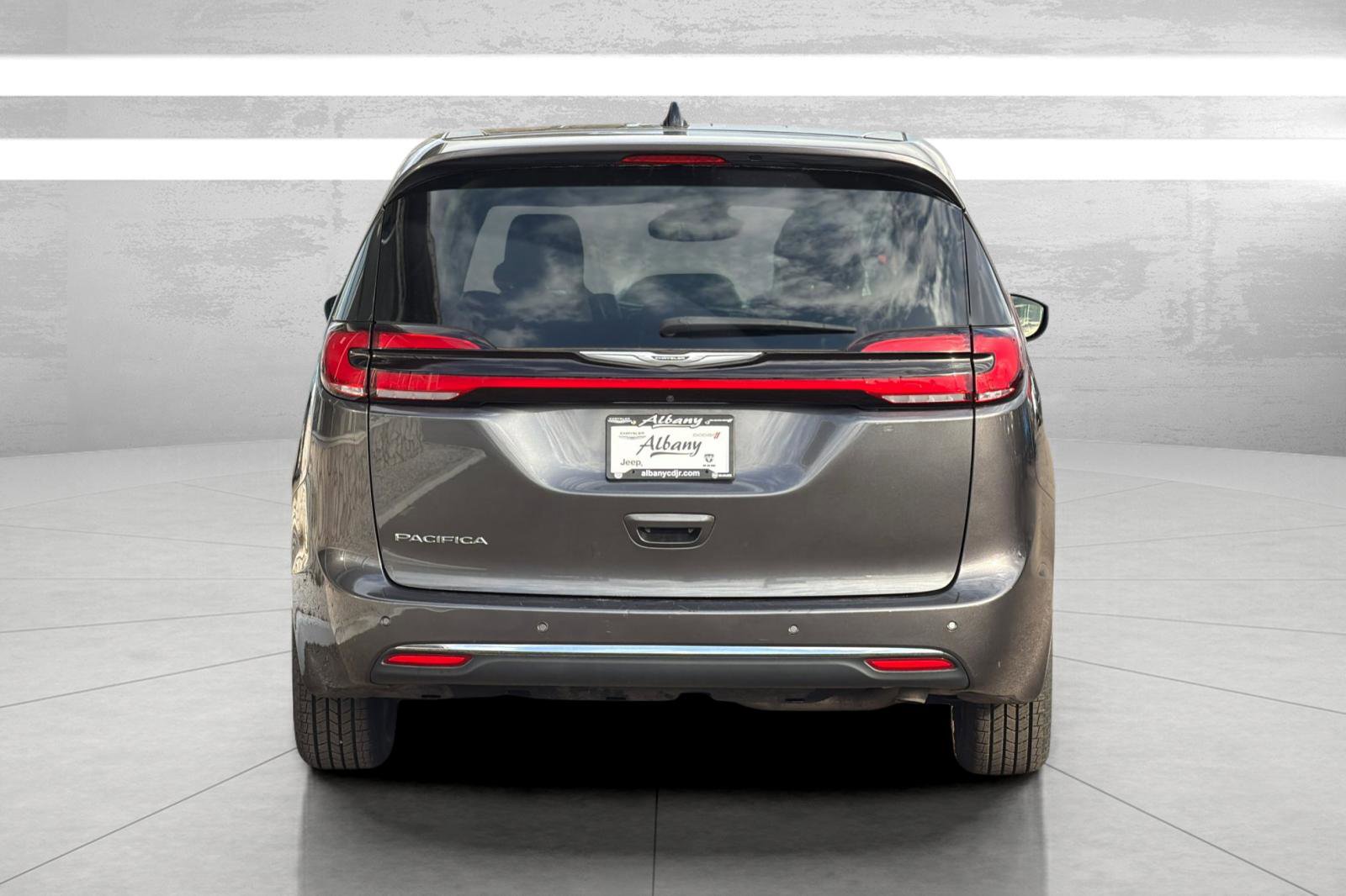 Used 2023 Chrysler Pacifica Touring-L image 7