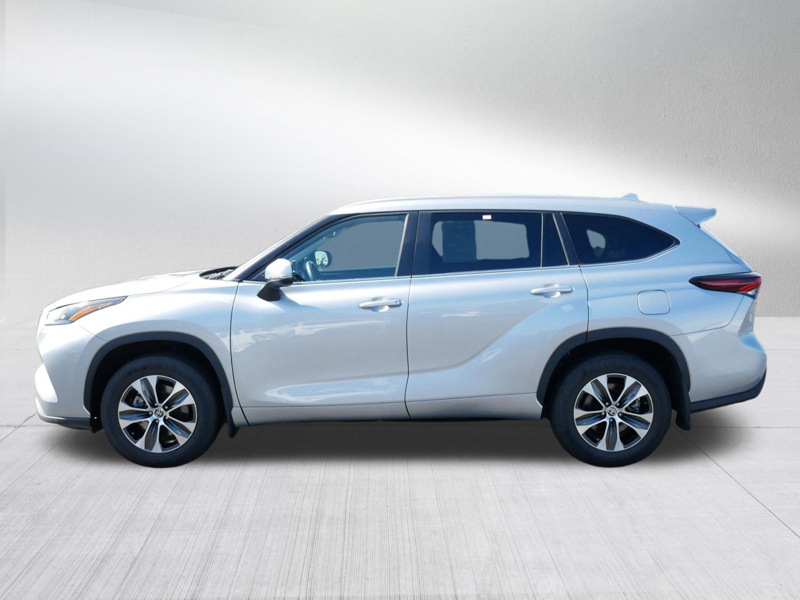 Used 2025 Toyota Highlander XLE AWD/4WD image 4