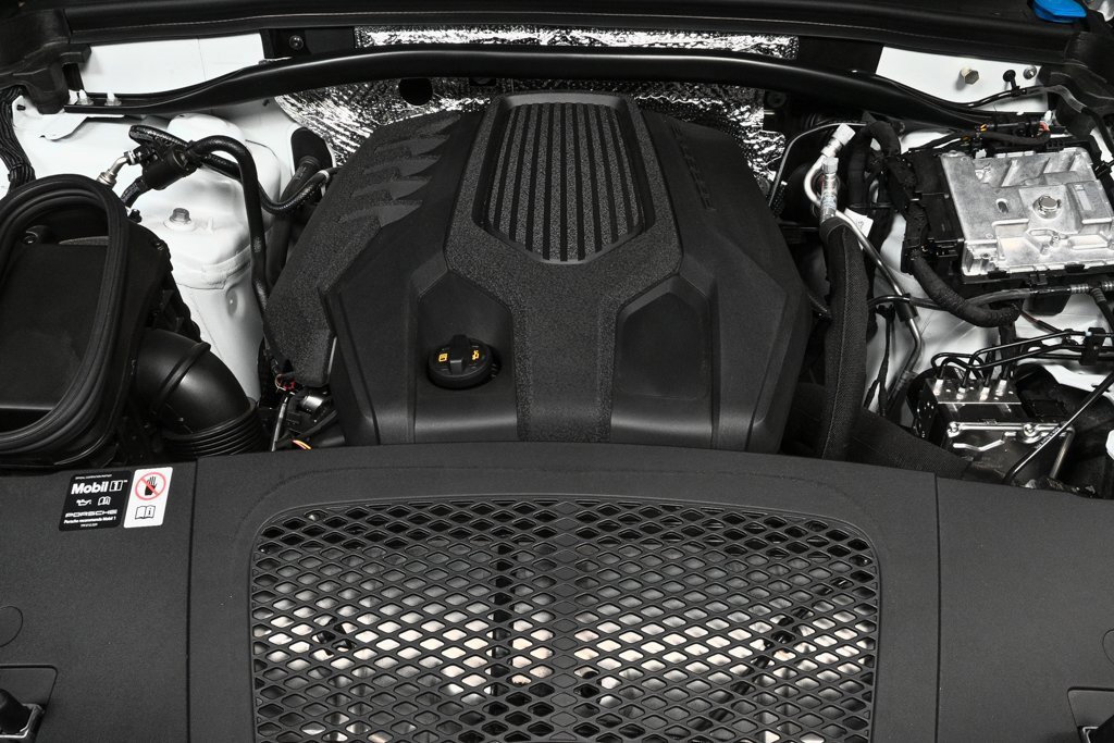 Used 2025 Porsche Macan image 36