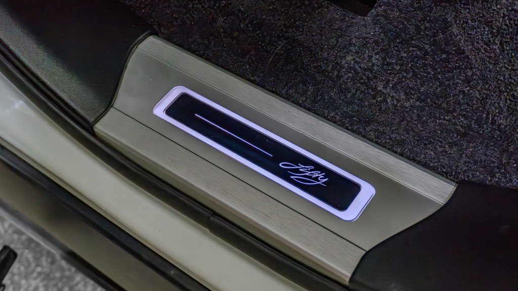 Used 2021 Land Rover Range Rover Autobiography Fifty Edition image 33