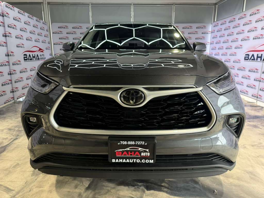 Used 2021 Toyota Highlander LE AWD/4WD image 3