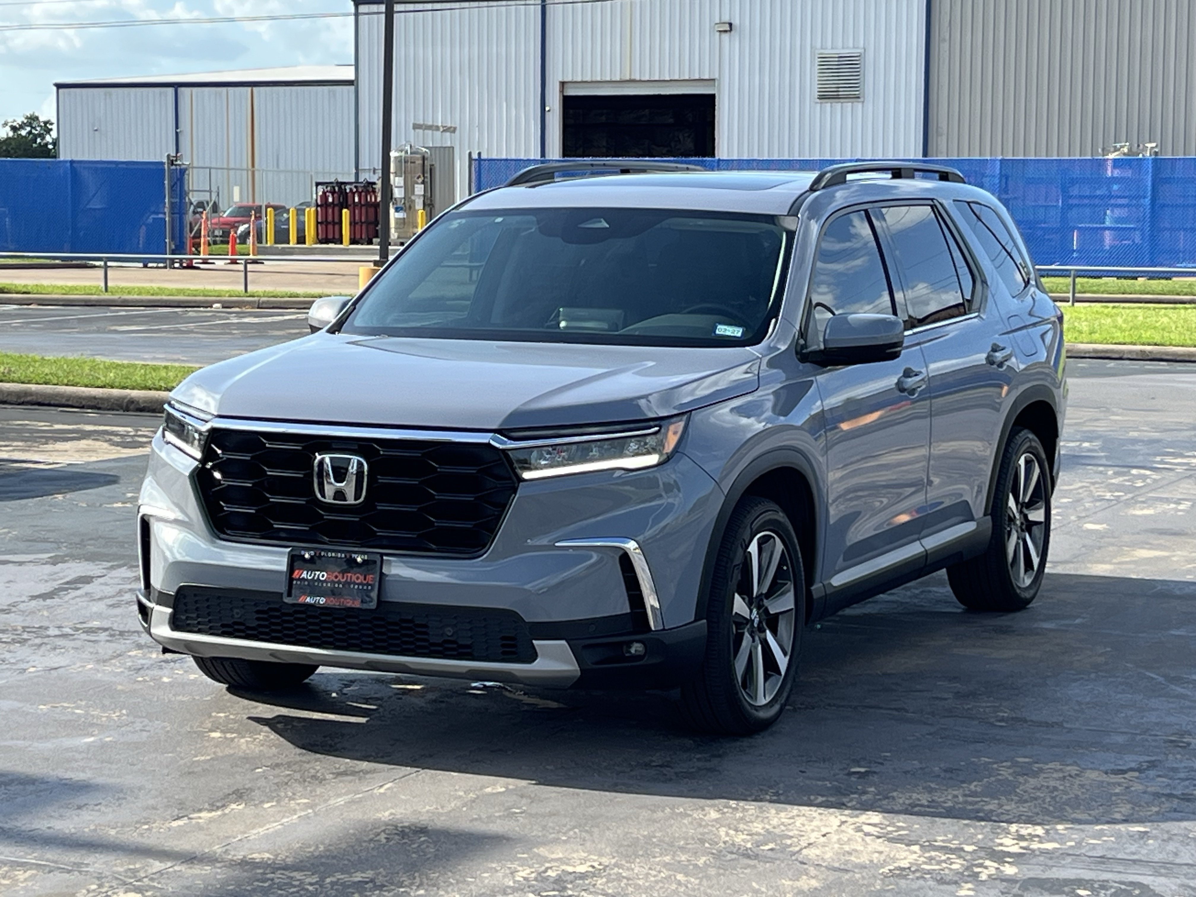 Used 2025 Honda Pilot Touring image 3