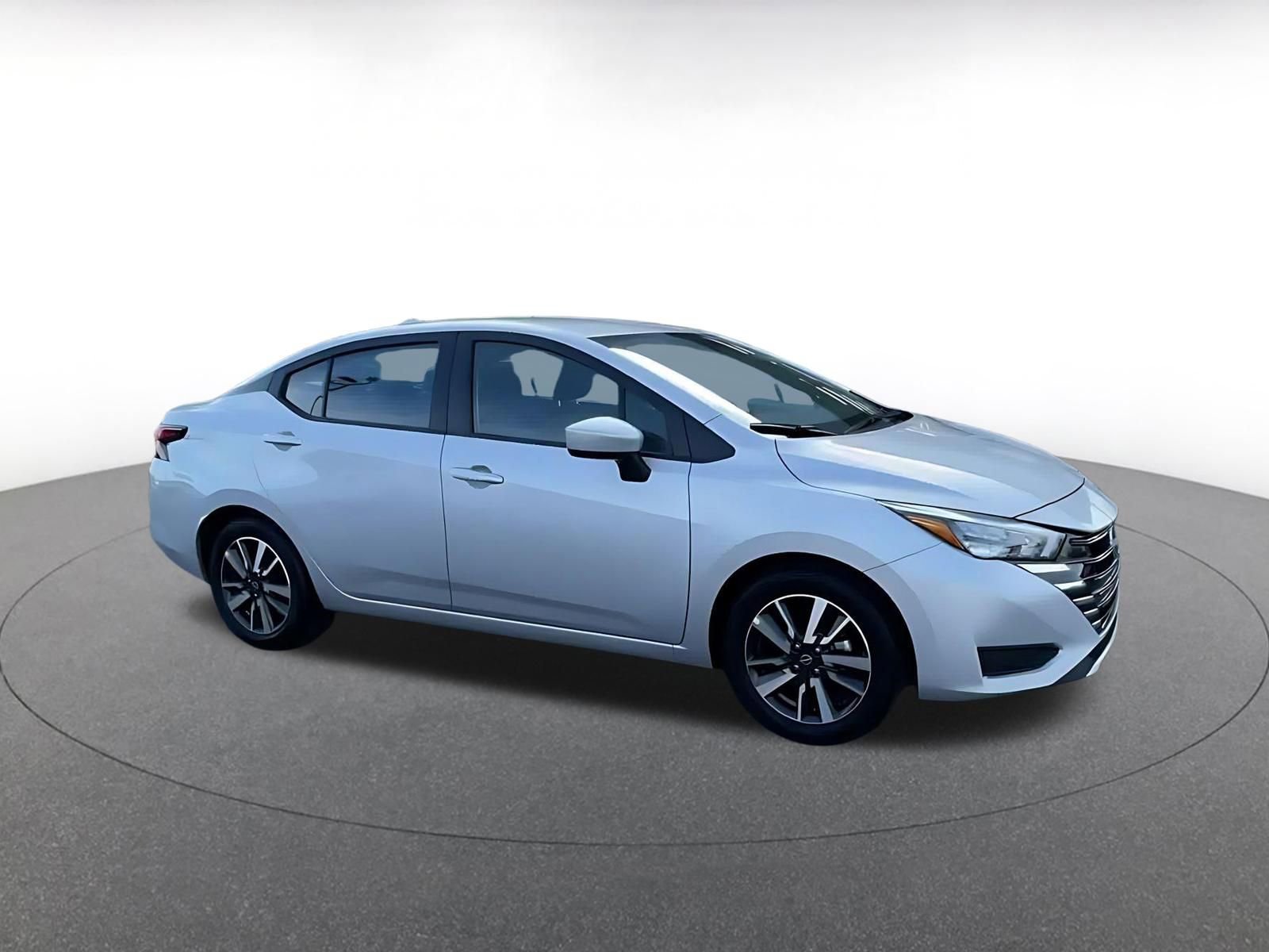 Used 2025 Nissan Versa SV image 2